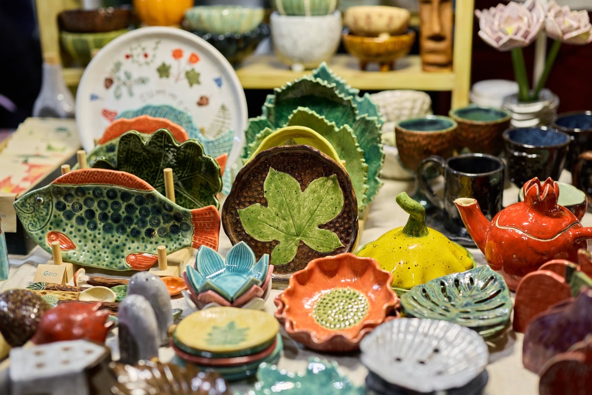 Kolorowe ręcznie robione ceramiczne figurki