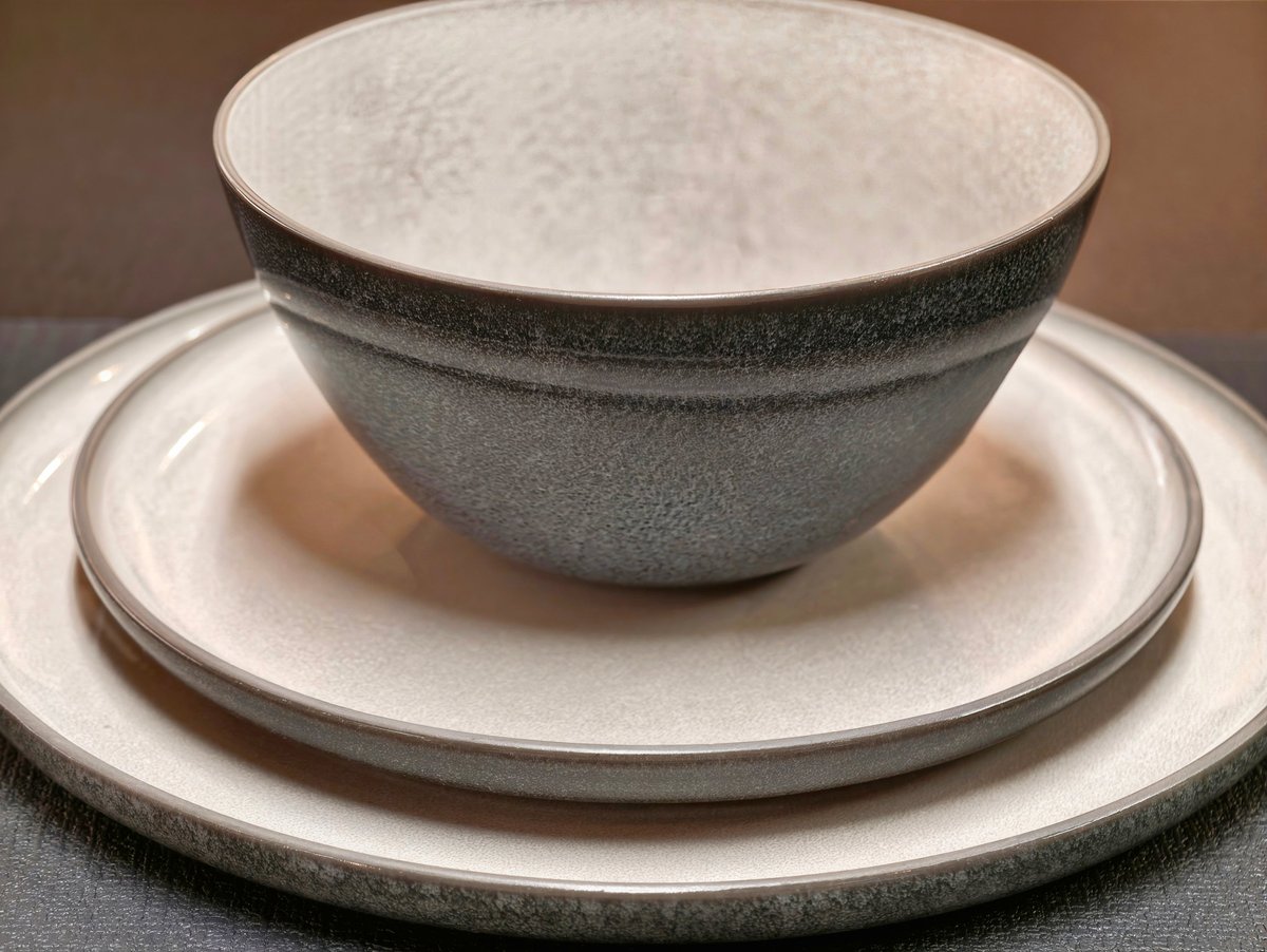 Ceramiczne misy w neutralnych odcieniach