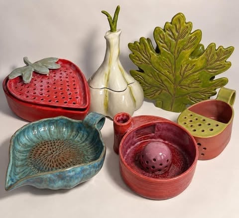 Kolekcja ceramicznych akcesoriów kuchennych z motywami owoców i warzyw: truskawka, czosnek, seler, kolorowe cedzaki